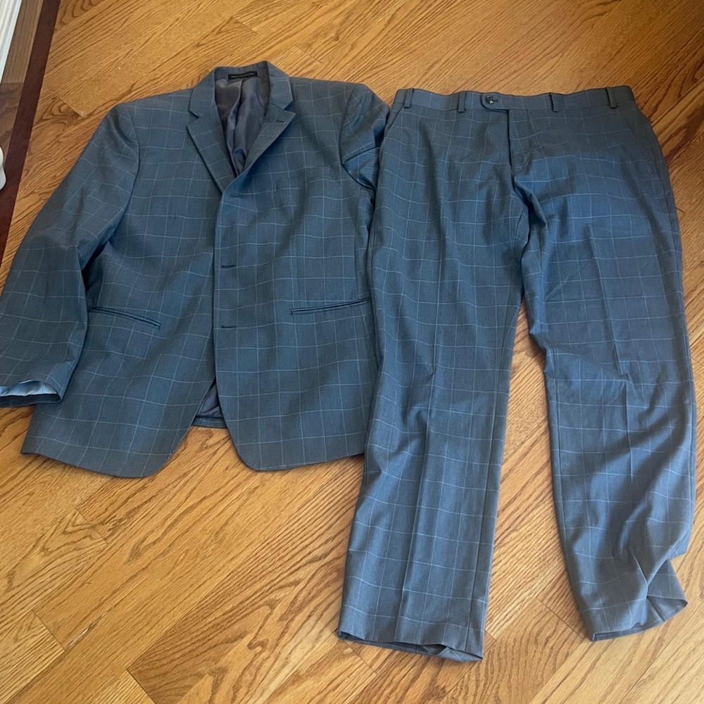 Perry Ellis Portfolio Gray Checkered Suit 36w and 44 jacket like new